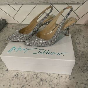 NWOT size 7.5 Betsey Johnson Clark Silver Heel